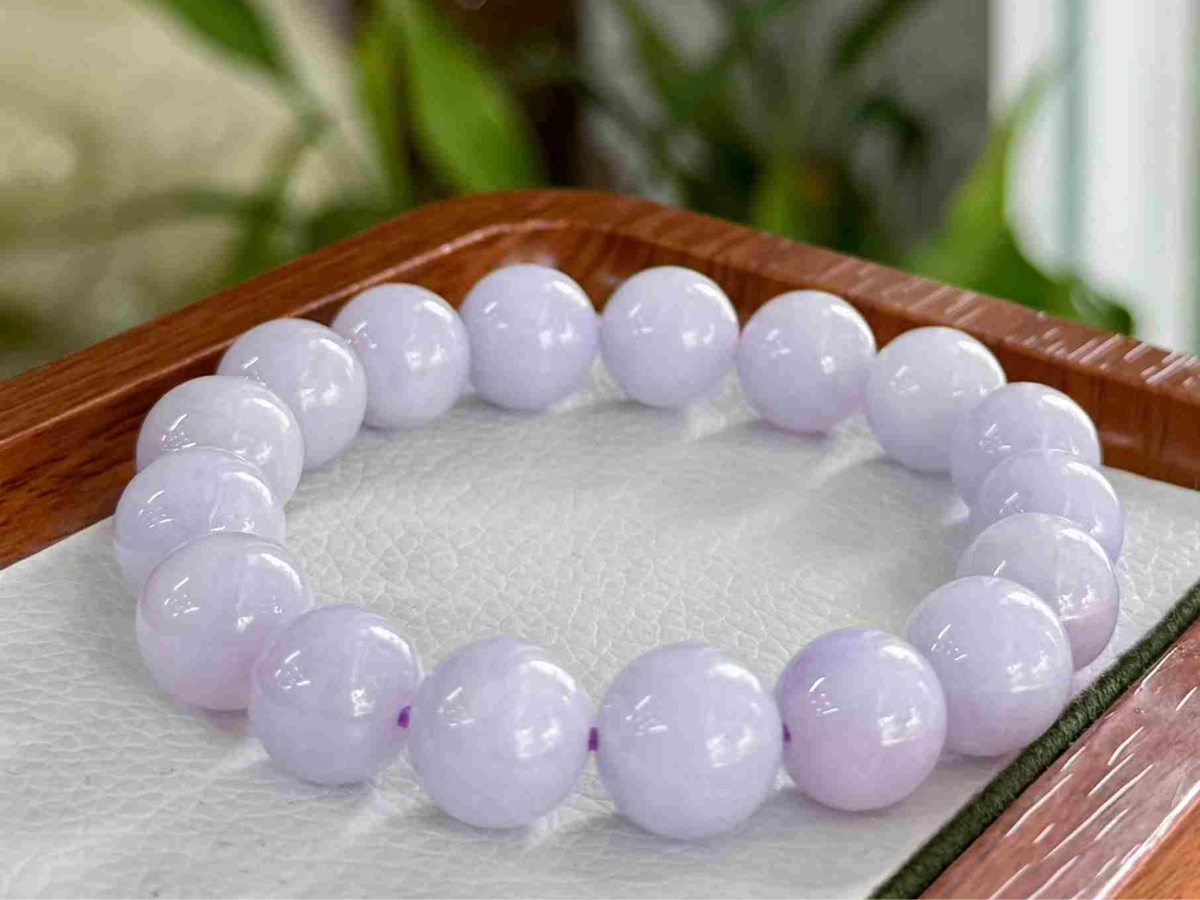 Đeo vòng cẩm thạch