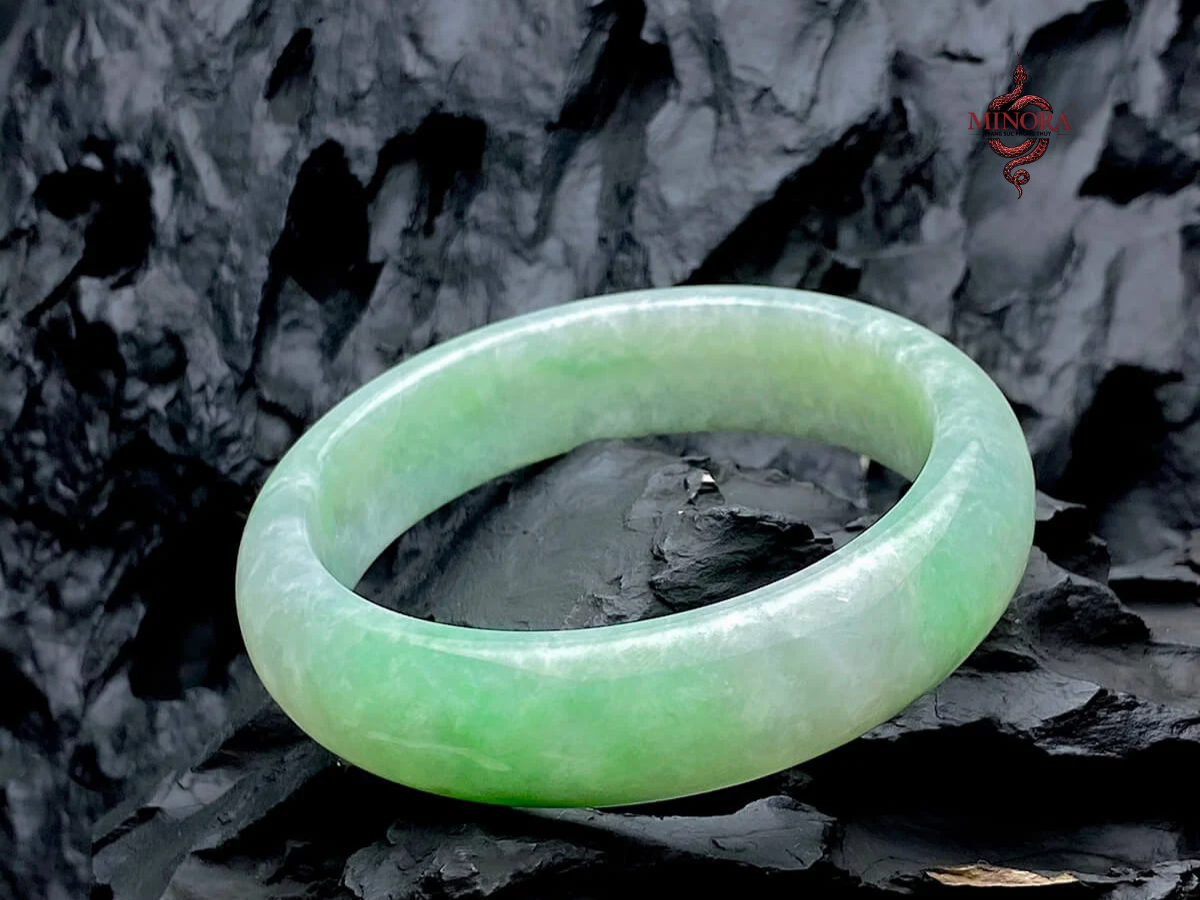 vòng cẩm thạch nên đeo tay nào