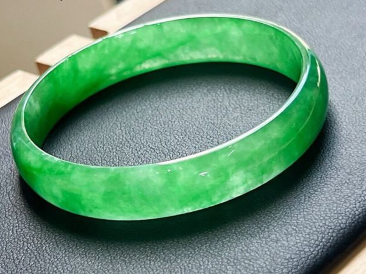 Đeo vòng cẩm thạch