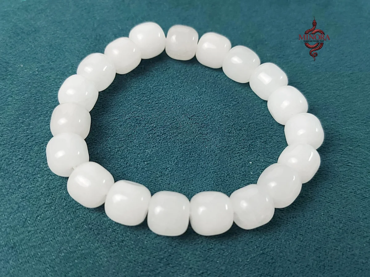 vòng tay đá màu trắng